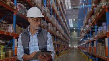 Bir depo yöneticisinin, pano tutarken raflarda paketleri kontrol etme sinin ön görünümü. Program kodlarının dijital animasyonu ön planda çalışıyor