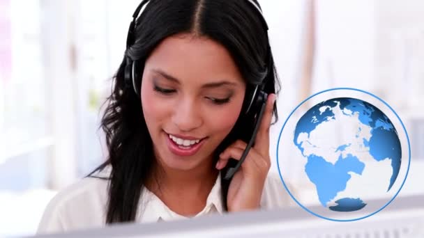 一个西班牙裔女性呼叫中心代理在办公室工作并微笑的特写 她旁边是一个蓝色的旋转地球 — 图库视频影像