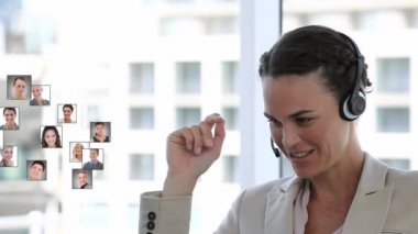 Kulaklıkla konuşan beyaz bir iş kadınının yakını. Onun yanında bir müteahhit lik küre şeklinde profil fotoğrafları bir dijital kompozit