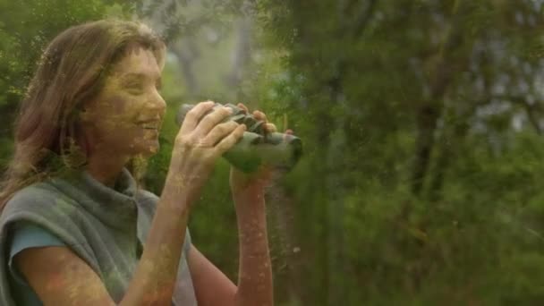 Zijaanzicht Van Een Blanke Vrouw Die Het Bos Observeert Met — Stockvideo