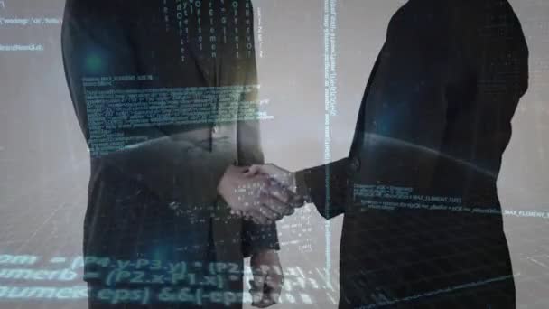 前景のデジタルグローブとインターフェイスコードで握手をする2人のビジネスマンのデジタルコンポジット — ストック動画
