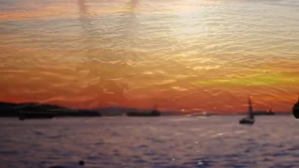 海洋边沉思的女人的数字合成 在她身后是夕阳的景色 — 图库视频影像