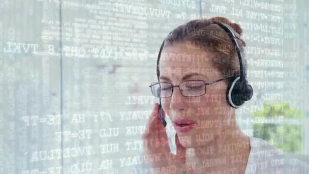 Compuesto Digital Agente Femenina Del Centro Llamadas Caucásico Con Gafas — Vídeo de stock