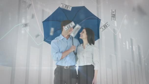 お金の紙幣を落とす傘を持つ白人男女のデジタルコンポジット グラフは背景に表示されます — ストック動画