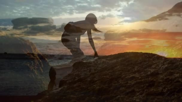 Silueta Una Mujer Escalando Rocas Junto Océano Con Vistas Puesta — Vídeos de Stock