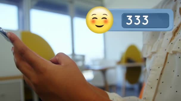 Compuesto Digital Una Mujer Escribiendo Teléfono Una Cafetería Con Emoji — Vídeo de stock