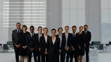 Ön planda grafikler ve istatistiklerle gülümseyen iş adamlarından oluşan bir ekibin dijital bileşimi