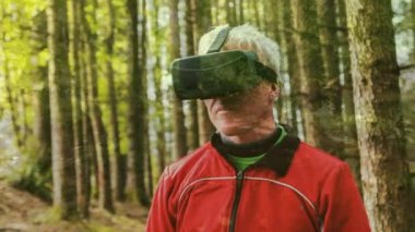 Orman arka planlı bir kulaklık kullanan kafkas yaşlı bir adamın dijital bileşimi