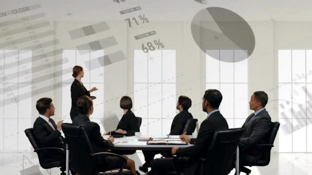 フォアグラウンドで実行されているグラフと統計を持つオフィスのビジネスパーマのグループの前で提示するビジネスウーマンのデジタルコンポジット — ストック動画