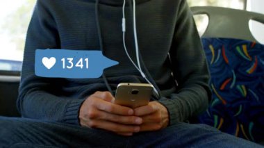 Adamın telefonuna ve yanında mesajlaşmanın dijital bileşimi, kalp simgesi ve sayı sayısı olan bir mesaj balonunun dijital animasyonudur..