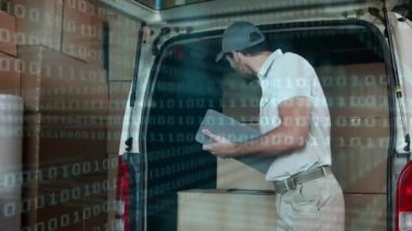 Ön planda çalışan bir minibüsün arkasındaki panoya yazan bir teslimatçının ve ikili kodların dijital bileşimi.