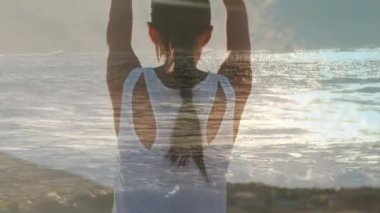 Okyanus kenarında yoga yapan kadının arka görünümü