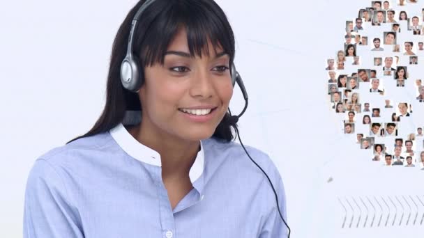 Compuesto Digital Una Agente Asiática Call Center Hablando Sus Auriculares — Vídeo de stock