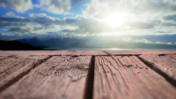 Bajo Ángulo Cubierta Madera Con Vistas Cielo Soleado — Vídeos de Stock