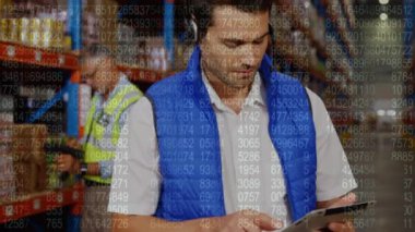 Beyaz erkek depo müdürünün tabletine numaralarla baktığı dijital kompozit. Arkasında yaşlı bir adam deponun içindeki stokları kontrol ediyor.