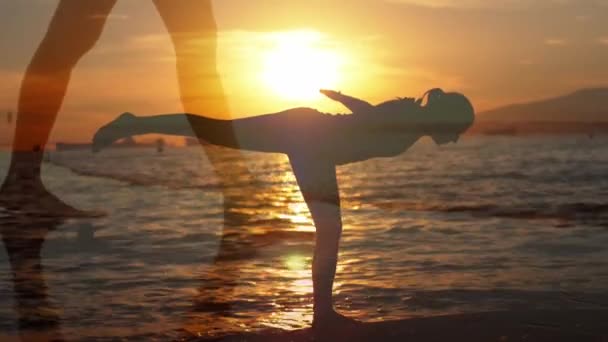 ビーチを歩く女性と日没時にヨガをしている女性のデジタルコンポジット — ストック動画