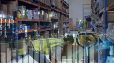 Depo çalışanlarının dijital bileşimi ve grafikler ve istatistiklerle bir yolun zaman atlamalı. İşçilerden biri, paket taşımaya çalışırken sırtından yaralanan başka bir işçiye yardıma koşar.