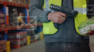 Bir Ürünü ve e-posta simgelerini ön planda tarayan İspanyol Erkek depo çalışanının dijital bileşimi