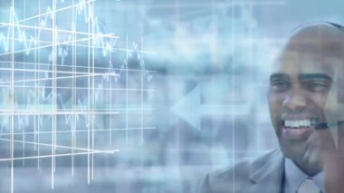 Afro-Amerikan erkek çağrı merkezi ajanının konuşmasının dijital bileşimi. Grafikler, oklar ve harita ön planda hareket görülebilir