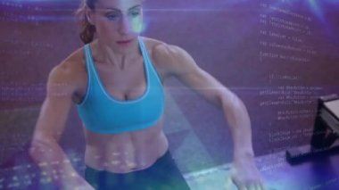 Spor salonunda makine ile egzersiz Kafkas kadın dijital kompozit. Arayüz kodları arka planda görülür
