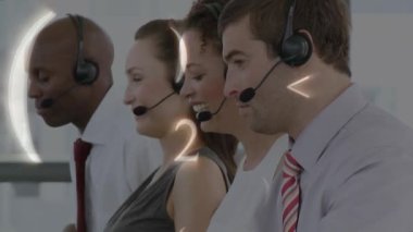 Çalışan erkek ve kadın çağrı merkezi ajanlarının dijital bileşimi. Sayılar ve semboller ön planda hareket görülebilir