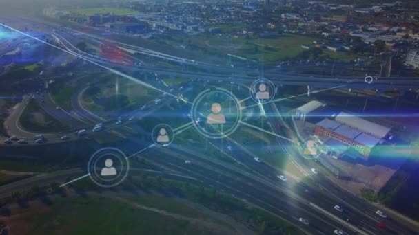 Composite numérique d'une autoroute interétatique et d'icônes de profil reliées entre elles par des lignes 