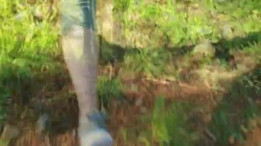 Ağaçlarla dolu kadın koşu ve orman izlerinin dijital bileşimi