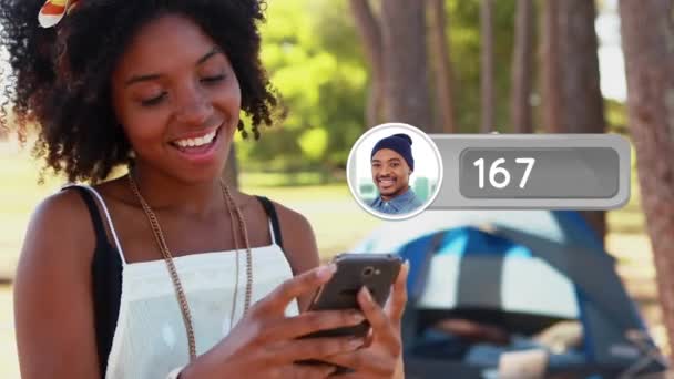 Telefonunda Gezinen Afro Amerikalı Bir Kadının Dijital Bileşimi Numara Sayısı — Stok video
