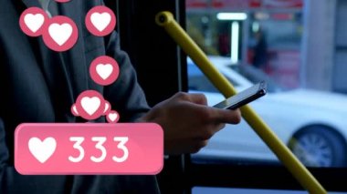 Adamın telefonunda kalp simgeleri ön planda yüzen mesajlaşmadijital kompozit. Önünde kalp simgesi ve sayı sayısı kadar mesaj kabarcık bir dijital animasyon