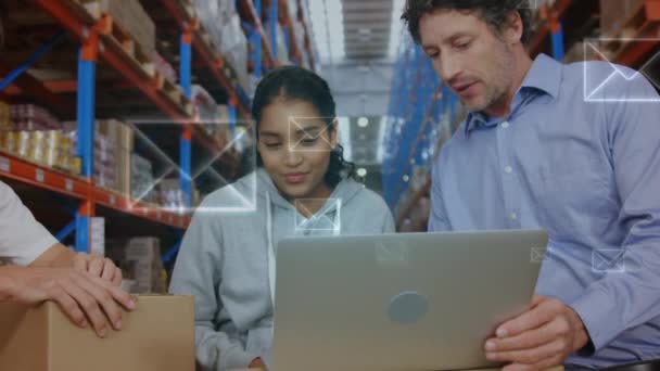 Composto Digital Homens Caucasianos Gerentes Femininos Hispânicos Discutindo Com Laptop — Vídeo de Stock