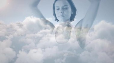 Beyaz bir kadının aracılık ve parlak bulutlu gökyüzü arka plan dijital kompozit