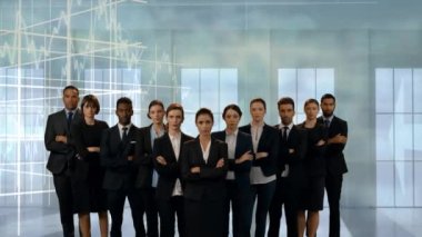 Ciddi yüzleri ve kolları çapraz ve istatistik ve grafiklerle dolu bir arka plan ile iş adamları bir ekibin dijital kompozit