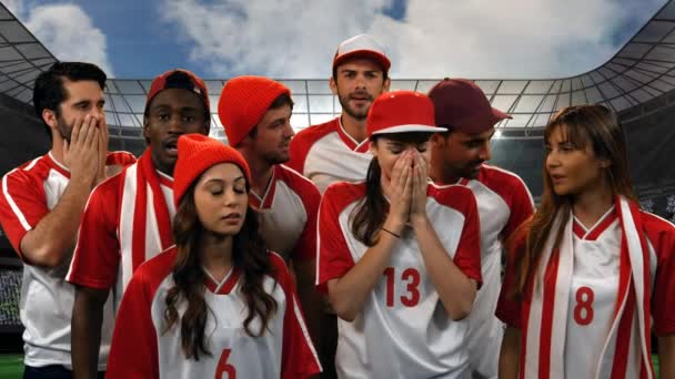 スタジアムの試合で悲しい気持ちの赤と白のジャージを着た男女のファンの正面図 — ストック動画