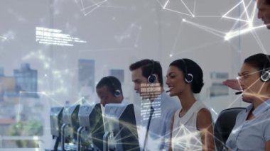 Bir erkek Kafkas çağrı merkezi yöneticisi nin ekibini kontrol eden dijital bileşimi ve bağlantılı hatlarla dolu arka plan