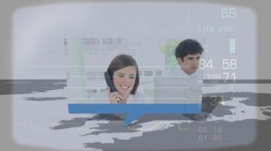 Farklı yerlerden gelen çağrı merkezi ajanlarının yer aldığı bir dünyanın dijital animasyonu. Grafikler ve istatistikler ön planda