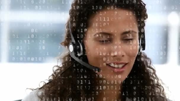 白种人呼叫中心代理与客户端通话的数字合成和在前台运行的二进制代码 — 图库视频影像