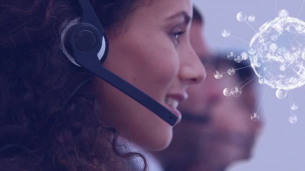 Digitale Samenstelling Van Hispanic Female Call Center Agent Glimlachend Naast — Stockvideo