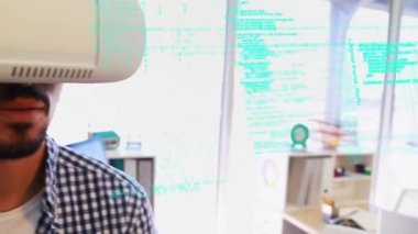 Program kodları ön planda hareket ederken sanal gözlük takan bir Afrikalı-Amerikalı adamın dijital kompozit.