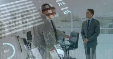 Farklı grafikler ön planda hareket ederken farklı işadamları nın bir ofiste bir araya dijital kompozit. 4k