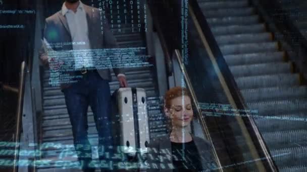 白种女人和男人携带一个手提箱 而下楼和编程代码在屏幕上移动的数字复合 — 图库视频影像