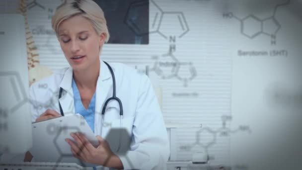 Cyfrowy Kompozyt Kaukaski Kobieta Lekarz Piśmie Siedząc Biurkiem Struktur Chemicznych — Wideo stockowe