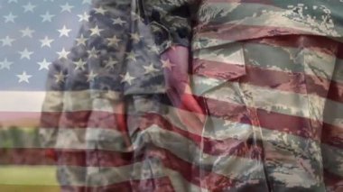 Arka planda Amerikan bayrağı dalgalar ise üniformalı askeri erkeklerin dijital kompozit