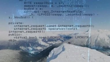 Arka plan karlı dağları gösterirken program kodlarının ekranda hareket eden dijital animasyonu.