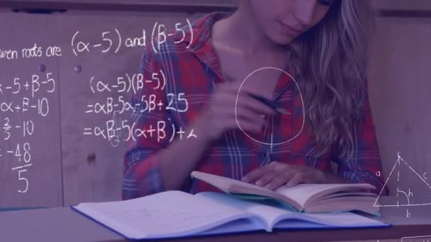数学的方程式が画面内を移動しながら勉強している女性白人学生のデジタルコンポジット — ストック動画