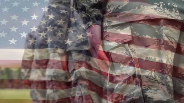 Digitalkompositionen Von Militärs Uniform Während Hintergrund Die Amerikanische Flagge Weht — Stockvideo