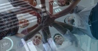 Grafikler ön planda 4k hareket ederken bir ekipte farklı insanların biraraya gelerek dijital kompozit