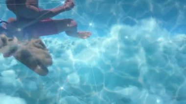 Bulutlar ve asimetrik çizgilerle gökyüzünün arka planıyla suyun üzerinde zıplayan Kafkas çiftinin dijital bileşimi