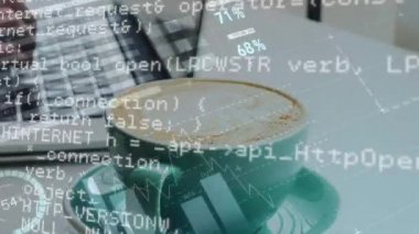 Program kodları ekranda hareket ederken yanında bir fincan kahve ile dizüstü bilgisayarda yazan bir kişinin dijital kompozit