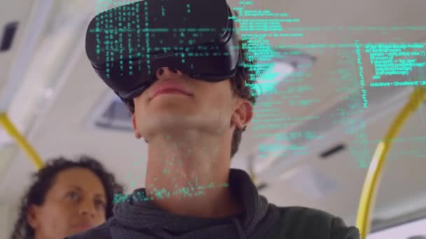 プログラムコードが画面内を移動しながら 仮想ゴーグルを着用した白人男性のデジタルコンポジット — ストック動画