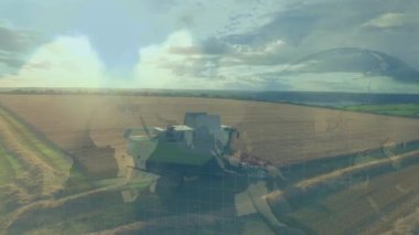 Dünya haritası ve küre gün boyunca bir alanın arka planıyla dönerken yukarı doğru hareket eden bir okun dijital animasyonu
